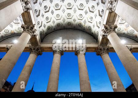 Portico del Royal Exchange Building in Bank, ex centro commerciale ora una galleria commerciale, City of London, Regno Unito Foto Stock