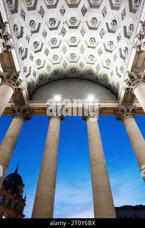 Portico del Royal Exchange Building in Bank, ex centro commerciale ora una galleria commerciale, City of London, Regno Unito Foto Stock