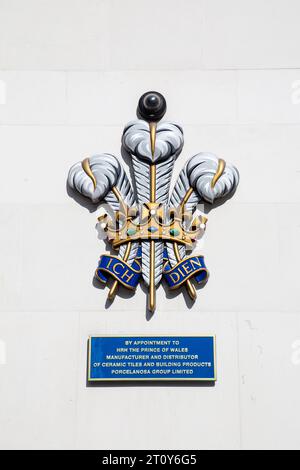 Stemma araldico, insegna reale del principe Carlo il principe di Galles sul muro Porcelanosa Hanover Square, Londra, Regno Unito Foto Stock