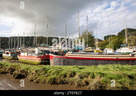 Villaggio di Gweek in Cornovaglia e deposito di imbarcazioni classiche sul fiume Helston, bassa marea, Inghilterra, Regno Unito, 2023 Foto Stock