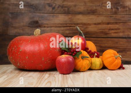 Buon giorno del Ringraziamento. Zucche, mele e frutti di bosco su un tavolo di legno Foto Stock