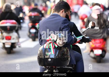 Un bulldog si siede sul retro di una vespa mentre percorre la 5th Avenue durante la 79th Columbus Day Parade a New York, New York, il 9 ottobre 2023. (Foto: Gordon Donovan) Foto Stock