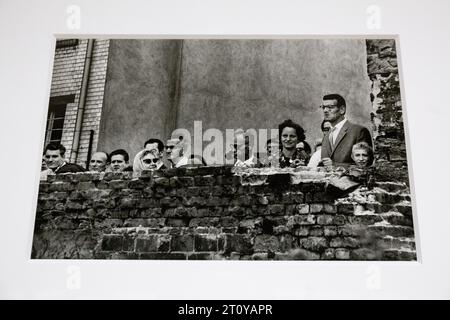 Roma, Italia. 9 ottobre 2023. "East German looking into West Berlin, Germany (1961)" di Don McCullin al Palazzo delle esposizioni di Roma (foto di Matteo Nardone/Pacific Press) Credit: Pacific Press Media Production Corp./Alamy Live News Foto Stock