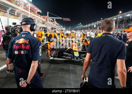 8 ottobre 2023, Losail International Circuit, Doha, Formula 1 Qatar Airways Qatar Grand Prix 2023, nella foto il capo progettista Adrian Newey (Red Bull Racing) guarda da vicino la vettura di Lando Norris (GBR), McLaren F1 Team sulla griglia di partenza. Foto Stock