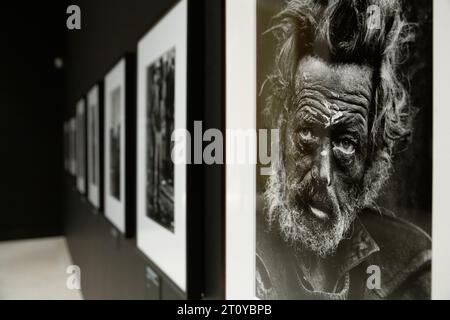 Roma, Italia. 9 ottobre 2023. Dettaglio di "Tormented Homeless Irishman, Spitalfields, London, England" di Don McCullin, 1970 (foto di Matteo Nardone/Pacific Press/Sipa USA) credito: SIPA USA/Alamy Live News Foto Stock