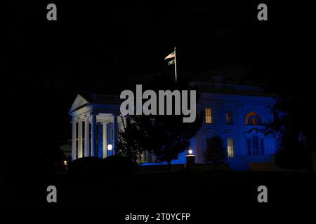 Washington, Stati Uniti d'America. 9 ottobre 2023. La Casa Bianca di Washington, DC è illuminata in blu e bianco, i colori della bandiera di Israele per mostrare i 75 anni di relazione degli Stati Uniti con la nazione di Israele, 9 ottobre 2023. Credito: Chris Kleponis/Pool/Sipa USA credito: SIPA USA/Alamy Live News Foto Stock