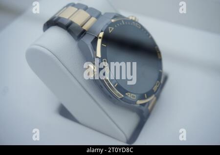 HANGZHOU, CINA - 9 OTTOBRE 2023 - l'ULTIMO DESIGN DELL'OROLOGIO HUAWEI, il primo orologio intelligente in oro di Huawei, è visibile in un negozio Huawei nella città di Hangzhou, Zhe Foto Stock