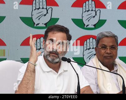 Nuova Delhi, India. 9 ottobre 2023. Il leader del Congresso Rahul Gandhi (L) parla durante una conferenza stampa presso la sede centrale del Comitato congressuale dell'India a nuova Delhi sulla decisione di condurre un censimento delle caste in 4 stati al potere. Credito: SOPA Images Limited/Alamy Live News Foto Stock