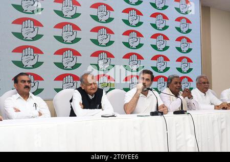 Nuova Delhi, India. 9 ottobre 2023. Il leader del Congresso Rahul Gandhi (C) parla durante una conferenza stampa presso la sede centrale del Comitato congressuale dell'India a nuova Delhi sulla decisione di condurre un censimento delle caste in 4 stati al potere. Credito: SOPA Images Limited/Alamy Live News Foto Stock