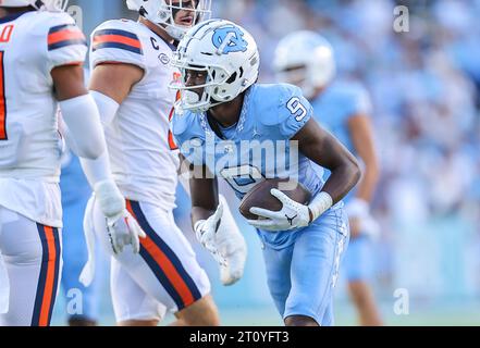 7 ottobre 2023: Il junior della Carolina del Nord Devontez Walker (9) si alza dopo la cattura. Partita di football NCAA tra la Syracuse University e la University of North Carolina, al Kenan Memorial Stadium, Chapel Hill, North Carolina. David Beach/CSM Foto Stock