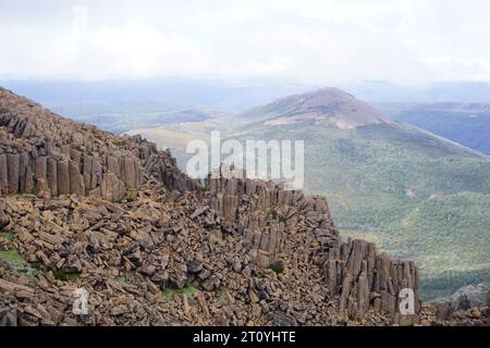 Vista spettacolare del crinale roccioso e del parco nazionale st clair del lago di montagna culla dalla cima del Cradle Mountain Summit, Tasmania, Australia Foto Stock