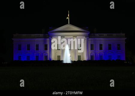 Washington, DC, USA. 9 ottobre 2023. La Casa Bianca è illuminata nei colori della bandiera israeliana a sostegno della loro guerra contro l'organizzazione terroristica Hamas. Credito: Philip Yabut/Alamy Live News Foto Stock