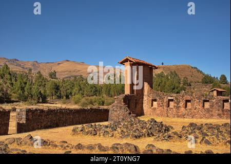 Parco archeologico "Wiracocha" nelle rovine di Raqchi Foto Stock