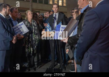 New York, USA. 9 ottobre 2023. Itay Milner parla a una veglia a lume di candela per le vittime di attacchi terroristici in Israele a Golda Meir Square di Manhattan il 9 ottobre 2023 a New York City. Il 7 ottobre, il gruppo militante palestinese Hamas lanciò un attacco a sorpresa contro Israele da Gaza via terra, via mare e via aerea, uccidendo oltre 900 persone e ferendone più di 2000. Secondo i rapporti, 130 soldati e civili israeliani sono stati rapiti da Hamas e portati a Gaza. Crediti: Ron Adar/Alamy Live News Foto Stock