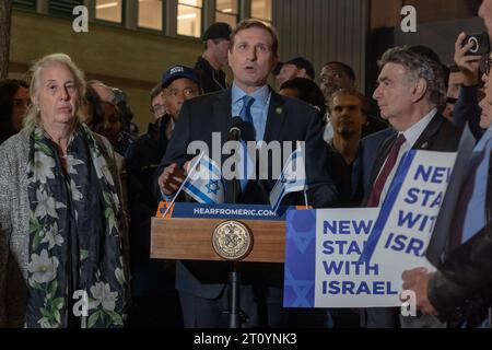 New York, USA. 9 ottobre 2023. Il rappresentante degli Stati Uniti Dan Goldman parla a Candlelight Vigil for Victims of Terrorist Attacks in Israele a Golda Meir Square di Manhattan il 9 ottobre 2023 a New York City. Il 7 ottobre, il gruppo militante palestinese Hamas lanciò un attacco a sorpresa contro Israele da Gaza via terra, via mare e via aerea, uccidendo oltre 900 persone e ferendone più di 2000. Secondo i rapporti, 130 soldati e civili israeliani sono stati rapiti da Hamas e portati a Gaza. Crediti: Ron Adar/Alamy Live News Foto Stock