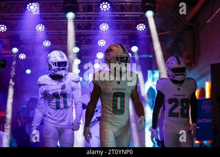 Il wide receiver dei Miami Dolphins Braxton Berrios (0) passa il wide receiver Cedrick Wilson Jr. (11) e il running back De'Von Achane (28) attraverso l'entrata Foto Stock