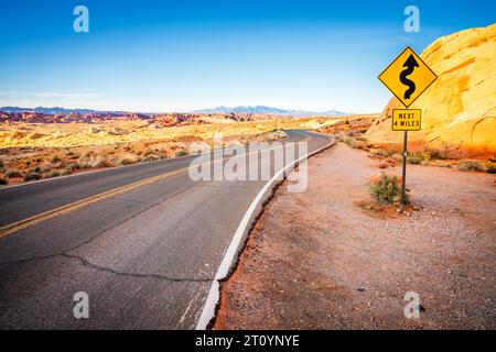 La strada attraverso la Valle del Fuoco parco dello stato del Nevada Foto Stock