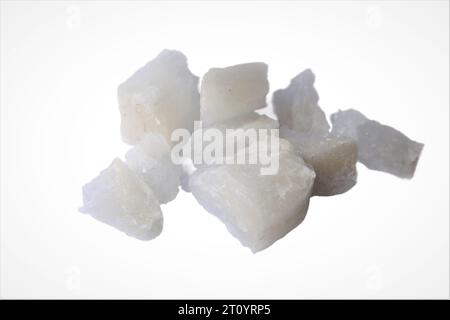 Alluminio, pietre di alluminio trasparenti o alluminio di potassio su piatto, decorate con fiori. Utile per trattamenti estetici e termali. Utilizzare per trattare gli odori del corpo sotto Foto Stock