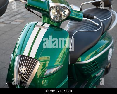 Bordeaux , Francia - 10 09 2023 : peugeot Django testo del marchio di scooter e logo logo della moto francese Foto Stock