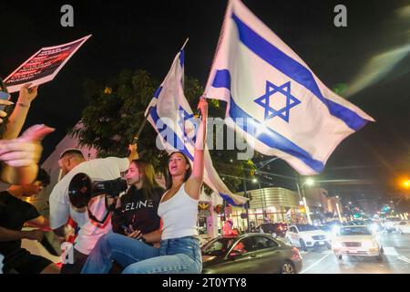 Los Angeles, Stati Uniti. 9 ottobre 2023. I manifestanti pro-Israele tengono bandiere durante una manifestazione in risposta all'attacco in Israele a Beverly Hills. Credito: SOPA Images Limited/Alamy Live News Foto Stock