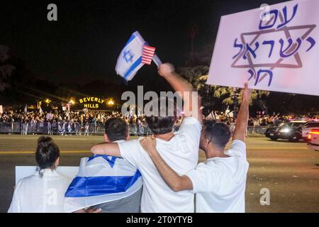 Los Angeles, Stati Uniti. 9 ottobre 2023. I manifestanti pro-Israele tengono bandiere durante una manifestazione in risposta all'attacco in Israele a Beverly Hills. Credito: SOPA Images Limited/Alamy Live News Foto Stock