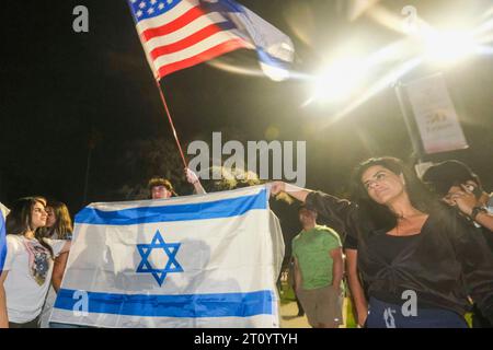 Los Angeles, Stati Uniti. 9 ottobre 2023. I manifestanti pro-Israele tengono bandiere durante una manifestazione in risposta all'attacco in Israele a Beverly Hills. Credito: SOPA Images Limited/Alamy Live News Foto Stock