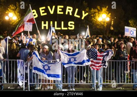 Los Angeles, Stati Uniti. 9 ottobre 2023. I manifestanti pro-Israele tengono bandiere durante una manifestazione in risposta all'attacco in Israele a Beverly Hills. (Foto di Ringo Chiu/SOPA Images/Sipa USA) credito: SIPA USA/Alamy Live News Foto Stock