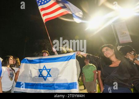 Los Angeles, Stati Uniti. 9 ottobre 2023. I manifestanti pro-Israele tengono bandiere durante una manifestazione in risposta all'attacco in Israele a Beverly Hills. (Foto di Ringo Chiu/SOPA Images/Sipa USA) credito: SIPA USA/Alamy Live News Foto Stock