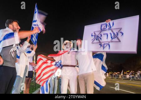 Los Angeles, Stati Uniti. 9 ottobre 2023. I manifestanti pro-Israele tengono bandiere durante una manifestazione in risposta all'attacco in Israele a Beverly Hills. (Foto di Ringo Chiu/SOPA Images/Sipa USA) credito: SIPA USA/Alamy Live News Foto Stock