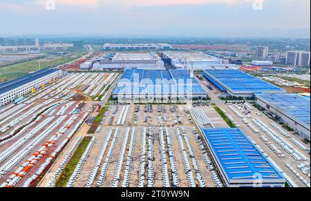 Produzione impegnata di nuovi veicoli energetici in un'officina nella città di Ganzhou, nella provincia del Jiangxi della Cina orientale, 9 ottobre 2023. Foto Stock