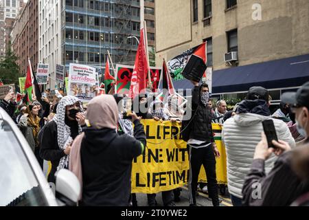 I manifestanti pro-palestinesi marciano a New York per protestare contro la giornata dei popoli indigeni a sostegno della Palestina. Foto Stock