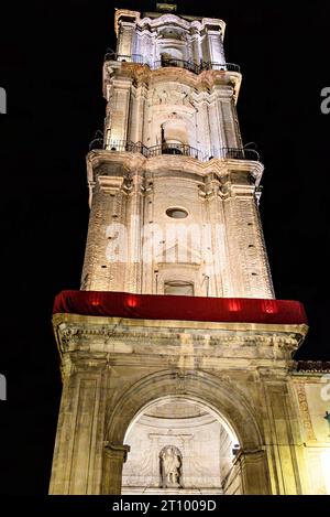 Torre della Chiesa di San Juan Bautista a Malaga, Andalusia. Foto notturna, messa a fuoco selettiva Foto Stock