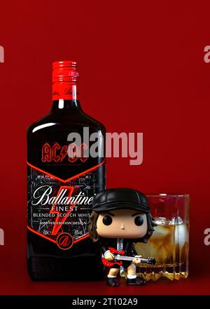 Bottiglia di whisky scotch Ballantine's edizione speciale dell'iconica rock band ACDC, con bicchiere di whisky scotch e figura in vinile Funko POP di Angus Youn Foto Stock