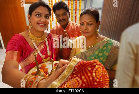 Famiglia che porta a casa Lord Ganesh durante Ganesh Chaturthi una festa celebrata nel Maharashtra ( India occidentale ) Foto Stock