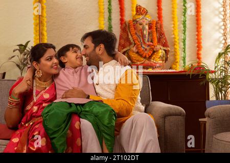 Famiglia Maharashtrian celebrando Ganesh Chaturthi Foto Stock