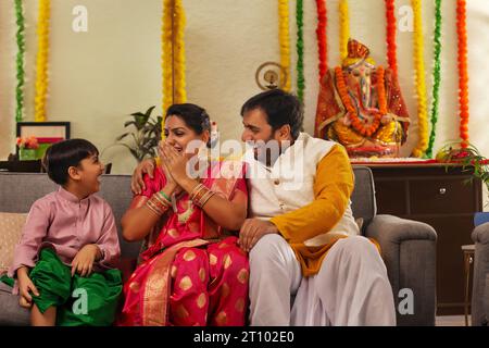 Famiglia Maharashtrian celebrando Ganesh Chaturthi Foto Stock