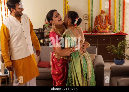 Felice famiglia indiana che celebra il festival Ganesh Chaturthi Foto Stock