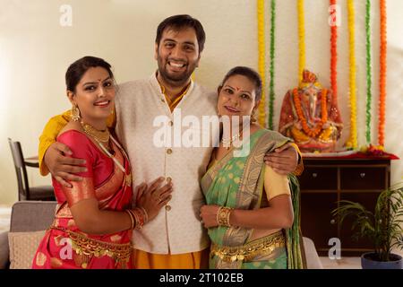 Famiglia Maharashtrian che celebra Ganesh Chaturthi Foto Stock