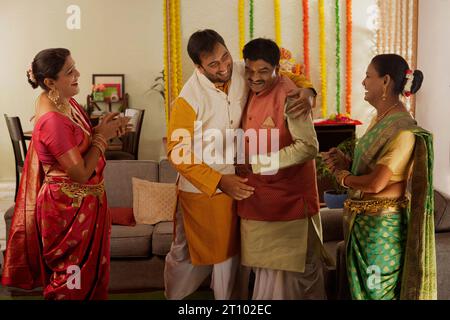 Felice famiglia indiana che celebra il festival Ganesh Chaturthi Foto Stock