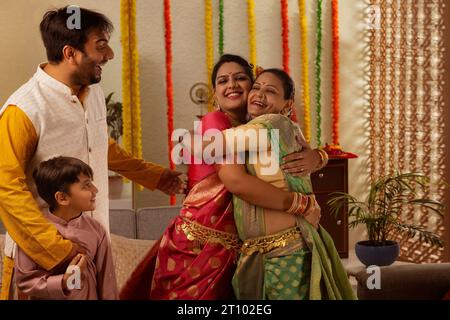 Felice famiglia indiana che celebra il festival Ganesh Chaturthi Foto Stock