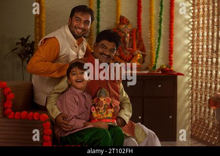 Famiglia Maharashtrian che celebra Ganesh Chaturthi Foto Stock