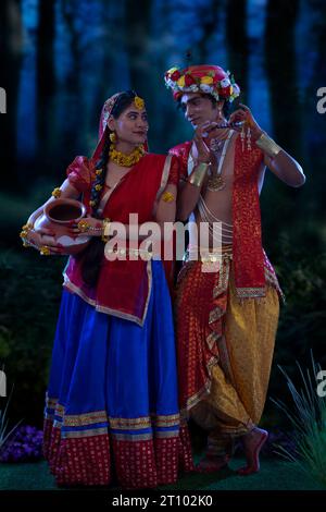 Giovane uomo e donna vestiti come Radha e Krishna in occasione di Janmashtami Foto Stock