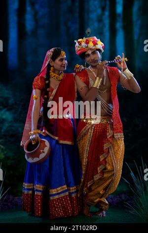 Giovane uomo e donna vestiti come Radha e Krishna in occasione di Janmashtami Foto Stock