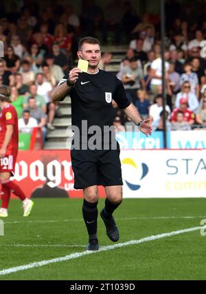 L'arbitro Ollie Yates durante la partita Sky Bet EFL League Two tra Crawley Town e Wrexham al Broadfield Stadium , Crawley , Regno Unito - 7 ottobre 2023 foto Simon Dack / Telephoto Images Editorial Use Only. Niente merchandising. Per le immagini di calcio si applicano le restrizioni fa e Premier League, incluso l'utilizzo di Internet/dispositivi mobili senza licenza FAPL. Per ulteriori informazioni, contattare Football Dataco Foto Stock