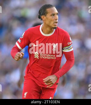 Brighton, Regno Unito. 8 ottobre 2023 - Brighton & Hove Albion / Liverpool - Premier League - Amex Stadium. Virgil Van Dijk del Liverpool durante la partita di Premier League contro il Brighton. Credito immagine: Mark Pain / Alamy Live News Foto Stock