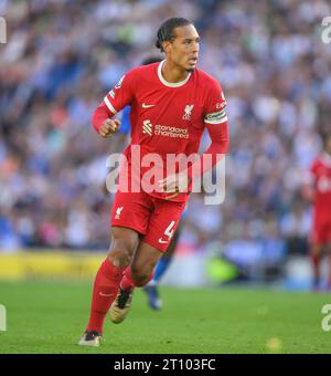 Brighton, Regno Unito. 8 ottobre 2023 - Brighton & Hove Albion / Liverpool - Premier League - Amex Stadium. Virgil Van Dijk del Liverpool durante la partita di Premier League contro il Brighton. Credito immagine: Mark Pain / Alamy Live News Foto Stock