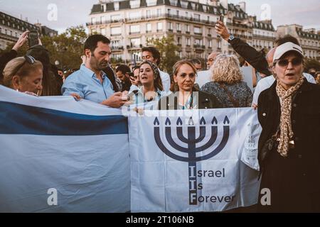 Olivier Donnars/le Pictorium - marcia di solidarietà con, Israele. 9 ottobre 2023. Francia/Parigi - marcia di solidarietà con Israele e Israele, convocata dal Conseil representatif des Institutions juives de France (Crif), a seguito degli attentati terroristici di Hamas del 7 ottobre 2023. Crediti: LE PICTORIUM/Alamy Live News Foto Stock