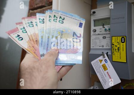 Foto del fascicolo datata 27/09/22 banconote da 10 e 20 euro davanti a un contatore elettrico. Il bilancio del governo per il 2024 dovrebbe essere svelato da Michael McGrath e dal ministro della spesa pubblica Paschal Donohoe alla Leinster House di Dublino. Data di emissione: Martedì 10 ottobre 2023. Foto Stock