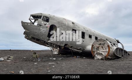 Relitto dell'aereo Solheimasandur sulla sabbia vulcanica nera (Islanda) Foto Stock