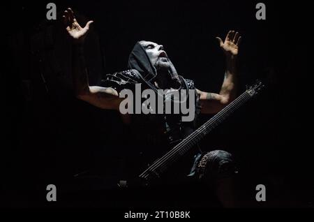 Nergal (Adam Darski) dei Behemoth che si esibiscono ad Atene (Fuzz Live Music Club) / Grecia, aprile 2015 Foto Stock